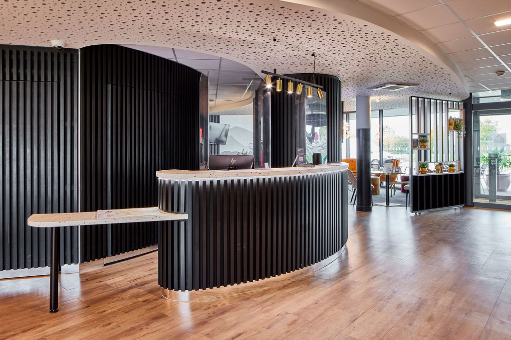 Rénovation hôtelière Akena — chambre rénovée avec mobilier sur mesure par ConceptRenoDeco